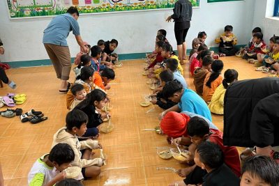 Mạnh thường quân tặng quà cho học sinh thôn Trũng Kè 1