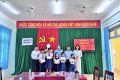 Đảng uỷ xã Thiện Tín tặng quà cho học sinh có hoàn cảnh khó khăn