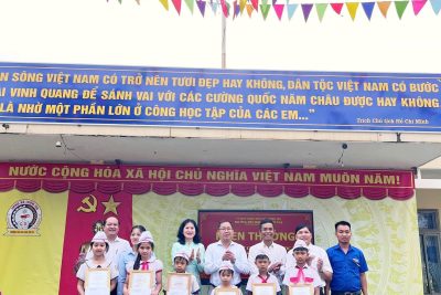 Đảng uỷ- UBND xã thiện Tín khen thưởng cho học sinh đạt giải trong kỳ thi Olympic tiếng Anh (IOE) cấp tỉnh, năm học 2025- 2026
