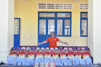 Đoàn Thiện nguyện tỉnh Quảng Ngãi, chị Truyền Huỳnh và anh Tuấn Anh tặng quà cho học sinh khó khăn điểm trường Trũng Kè 1