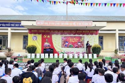 Công ty Cổ phần Lọc hóa dầu Bình Sơn tặng quà tết cho học sinh