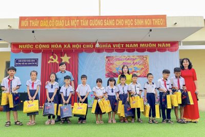 Trao quà cho học sinh có hoàn cảnh khó khăn từ quỹ nuôi heo đất của Liên đội Trao quà cho học sinh có hoàn cảnh khó khăn từ quỹ nuôi heo đất của Liên đội