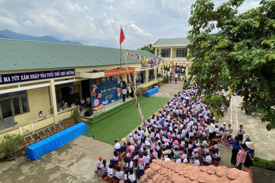 Chi đoàn 10 Văn- K34 của Đoàn trường THPT chuyên Lê Khiết văn nghệ giao lưu với các em học sinh