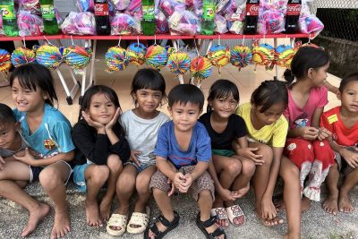 Tặng quà tết Trung thu cho các em học sinh có hoàn cảnh khó khăn Tặng quà tết Trung thu cho các em học sinh có hoàn cảnh khó khăn